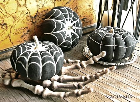 Spider web pumpkins Pumpkin Ideas Easy, Painting Ideas For Halloween, Pumpkins Decorating, Halloween Pumpkin Painting Ideas, Easy Pumpkin Painting Ideas, Easy Pumpkin Painting, Halloween Pumpkin Painting, Painting Pumpkin Ideas, Pumpkin Paint