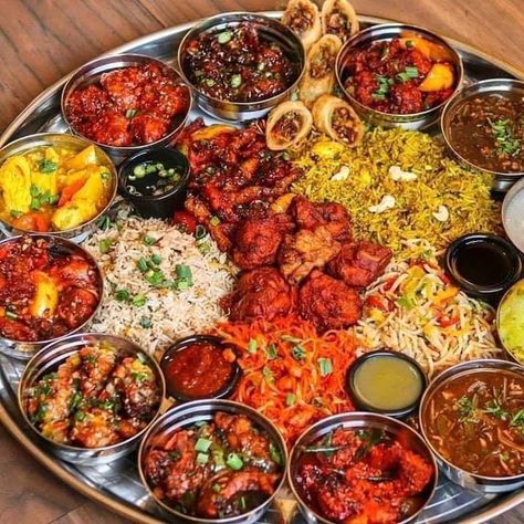 Desi Food Pakistan Aesthetic, Indian Food Takeout, Indian Food Aethstetic, Fancy Indian Food, Indian Food Photography Aesthetic, Gourmet Indian Food, Indian Food Astethic, Indian Food Board, Yummy Indian Food