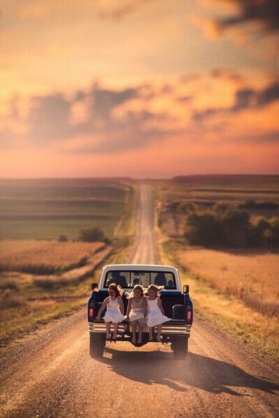 Ride n n the back of a truck of the tailgate so much fun unless they go like 60 or 70 mph then u learn just to sit n the back of the truck leaned up against the tool box lol Foto Kids, Three Girls, Dirt Road, On The Road Again, A Truck, Jolie Photo, Take Me Home, Foto Inspiration, Country Living