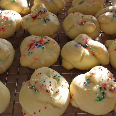 Italian Knot Cookies, Monster Recipes, Knot Cookies, Italian Easter Cookies, Italian Christmas Cookie Recipes, Best Christmas Cookie Recipes, Italian Love, Italian Cookie, Italian Christmas Cookies