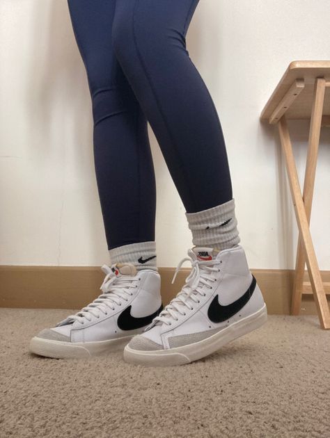 Nike Blazer Mid 77 Outfit Woman Leggings, Nike Blazer Mid 77 Aesthetic, Nike Blazer Gym, Nike Blazer Mid 77 Outfit Woman, Blazer Shoes Outfit, Outfits With Nike Blazers, Socks Over Leggings, Nike Socks Outfit, White Gym Shoes