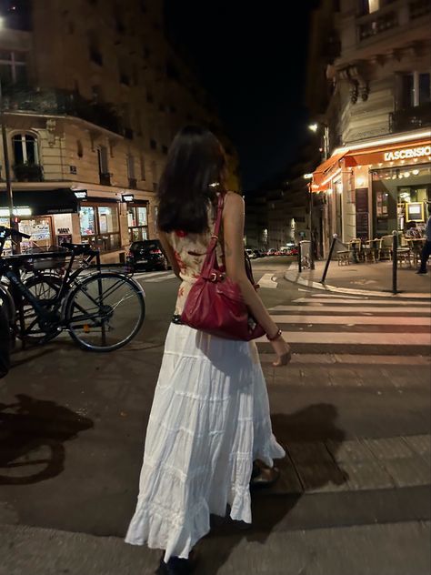 Vintage Red Bag Outfit, Red Leather Bag Aesthetic, Red Bag Aesthetic Outfit, Outfit Inspo Maxi Skirt, Maxi Skirt Outfit Summer Aesthetic, Red And White Skirt Outfit, Red Bags Outfit, Red Bag Outfit Summer, Vintage Bags Outfit