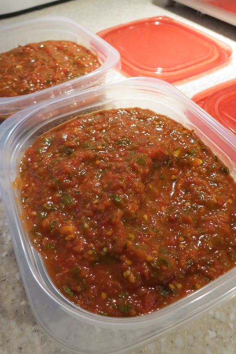 No Peel Salsa Canning, Homegrown Tomato Recipes, Food Processor Salsa, Salsa Recipe With Fresh Tomatoes, Freezing Produce, Salsa For Canning, Freeze Vegetables, Tomato Canning, Making Salsa