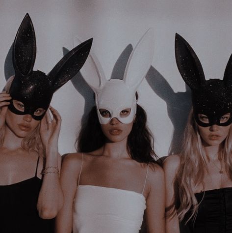 The Mask Costume, Bunny Mask, Quinn Fabray, Best Friends Aesthetic, Fantasias Halloween, Blackest Knight, Best Friend Goals, Bunny Ears, Best Friend Pictures