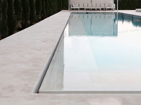 Minimalist designed residence in Spain: House in Ontinyent Pool Edges Ideas Modern, White Pool Coping Ideas, Overflow Pool Design, Pool Edge Detail, Knife Edge Pool, Pool Edging Ideas, Infinity Pool Edge, Pool Edging, Zero Edge Pool