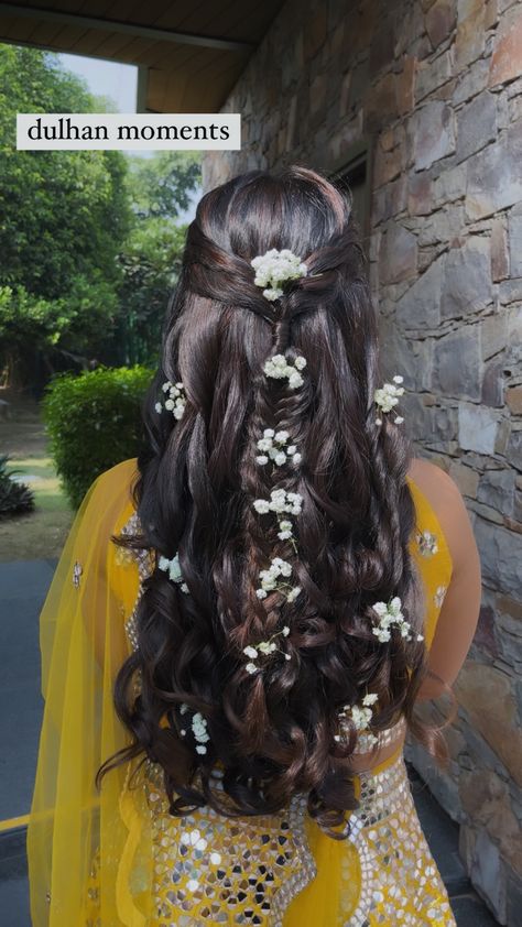 Mehendi bridal hairstyle with luscious curls and small braids with white flowers put beautifully Mehendi Braid Hairstyles, Braid Hairstyles With Flowers Indian, Desi Hairstyles With Flowers, Hairstyle With White Flowers, Hair Braids With Flowers, Floral Half Up Half Down Hair, Long Hairstyles With Flowers, Bengali Wedding Hairstyles, Flower Braid Indian