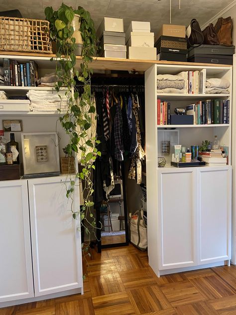 See Jocelyn's 700-Square-Foot Townhouse (terraced house) in New York from the Small/Cool Contest | Apartment Therapy Billy Bookshelves, Apartment Therapy Small Spaces, New York Townhouse, House In New York, Chic Shack, Apartment In New York, Stylish Alphabets, Retro Room, He Lives