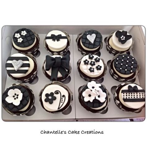 Black And White Cupcakes Birthday, Black And White Cupcakes Ideas, Black And White Desserts, Cupcake Black And White, Engagement Desserts, Muffins Decorados, Coco Chanel Cake, Victorian Cake, Chanel Cupcakes