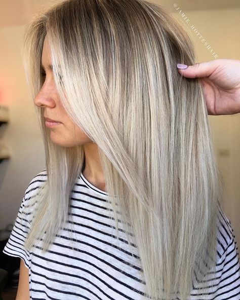 White Sand 🐚 1/2hd Babylights the freehand Painting remaining hair using @lakmecolour k.blonde toning with @lakmecolour 10.22+0.00+2.7%… Platinový Blond, Layer Panjang, Straight Balayage, 20s Hair, Balayage Straight Hair, Balayage Hairstyle, Balayage Blond, Color Melt, Kadeřnické Trendy