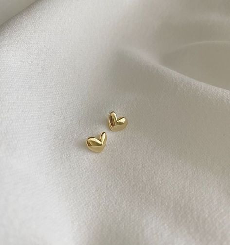 Simple Earing Designs Gold, First Earrings Studs, Silver Earring Studs, Earing Studs Simple Gold, Gold Earrings Designs Studs, Heart Earrings Aesthetic, Aesthetic Gold Earrings, Rings Aesthetic Gold, Cute Earrings Aesthetic