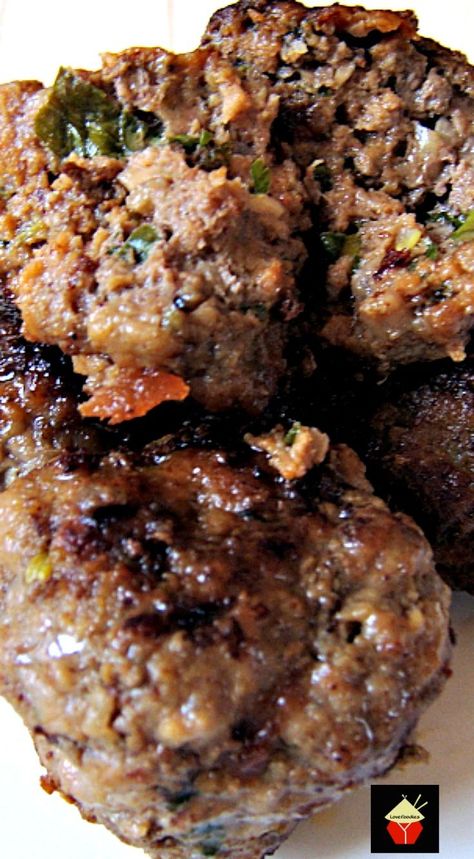 These Homemade Meatballs are full of flavor, juicy and simply delicious! Great as part of a family dinner or to serve as party food. Suitable for using chicken, turkey,beef, pork, lamb or soya ground meat. | Lovefoodies.com Dinner Meatballs, Recipes Supper, Party Meatballs, Mash Potatoes, Recipe Lunch, Chocolate Zucchini Bread, Homemade Meatballs, Dinner Meal, Lunch Recipe