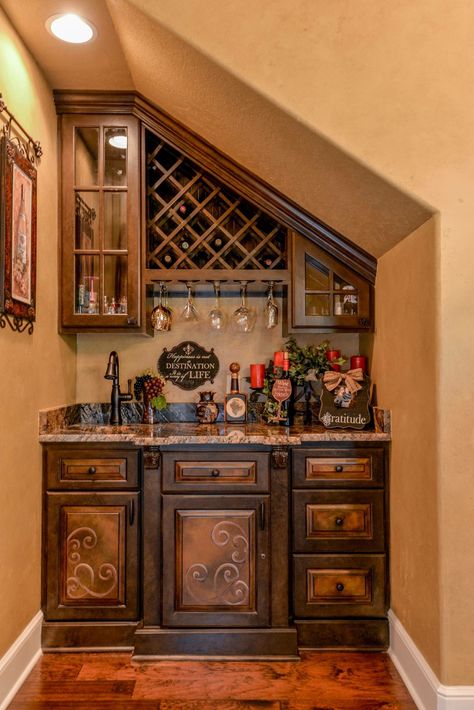 Tuscan Style Bedrooms, Tuscany Decor, تحت الدرج, Tuscan Style Homes, Painted Cabinets, Tuscan Design, Tuscan Kitchen, Mediterranean Home Decor, Tuscan House