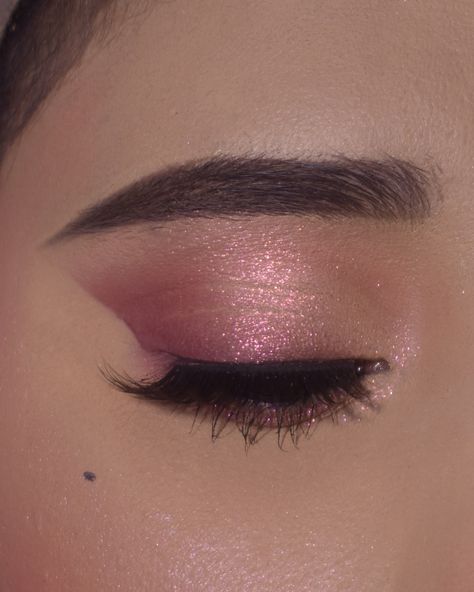 Get ready to swoon over this soft pink glam eye makeup! 💕 It’s the perfect combo of elegance and femininity. 💖✨ Perfect for a romantic night out or a special occasion. 🌸 Get that dreamy look with soft, blendable shades. 👀✨ #SoftPinkGlam #EyeMakeup #GlamGameStrong #beauty #eyeshadow #makeup #eyeshadowpalette #makeuplife #beautycommunity #beautyinfluencer #eyelooks #eyemakeuptutorial #glammakeup #eyemakeup #hack #makeupideas #mua Dark Pink Eyeshadow Looks, Pink Glam Eye Makeup, Pink And Brown Makeup, Pink Soft Glam Makeup, Soft Pink Eye Makeup, Pink Makeup Looks Soft, Light Pink Eyeshadow, Subtle Eye Makeup, Glam Eye Makeup