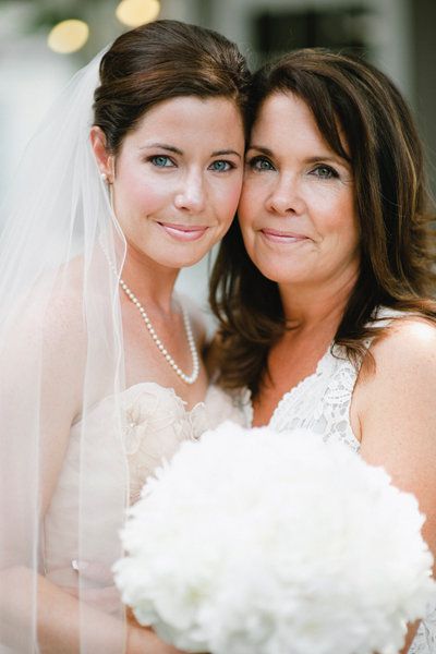 Mother Daughter Wedding Photos, Mother Daughter Wedding, Wedding Ceremony Pictures, Wedding Photography List, Mother Daughter Photos, Family Wedding Photos, Mother Daughter Photography, Wedding Photography Styles, Wedding Photography Tips