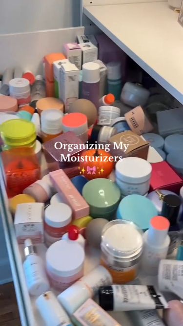 Organizing my Moisturizers🤍 Organizing My Vanity, Organizing Vanity, Organizing My Desk, Organizing Aesthetic, Organizing Videos, Organization Videos, Rangement Makeup, Clear Skin Naturally, Preppy Skincare