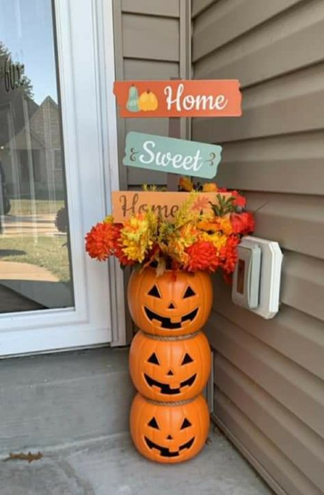 Plastic Pumkin Decoration Ideas Front Porches, Fall Decor For Outdoors, Outside Pumpkin Decorating Ideas, Diy Fall Patio Decor, Outdoor Fall Decor Ideas Yard, Diy Fall Decor Outdoor, Plastic Pumpkins Crafts, Outdoor Halloween Crafts, Halloween Diy Crafts Decoration