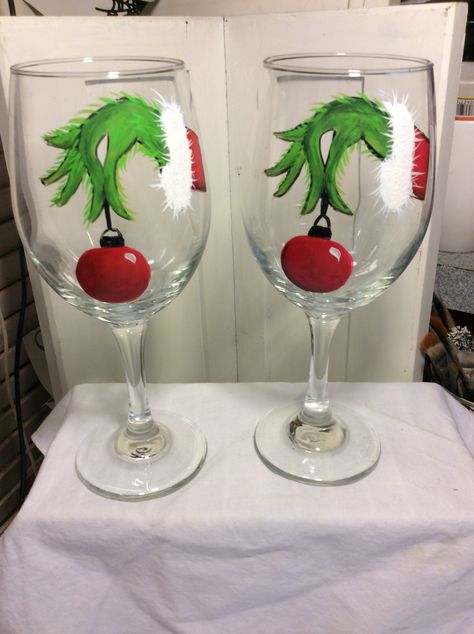 Wine Glass Christmas Painting Ideas, Easy Christmas Wine Glass Painting, Grinch Wine Glass Painting, Diy Christmas Wine Glasses Paint, Xmas Glass Painting, Painted Glasses Christmas, Christmas Wine Glass Painting Ideas, Wine Glass Christmas Painting, Painting Christmas Wine Glasses