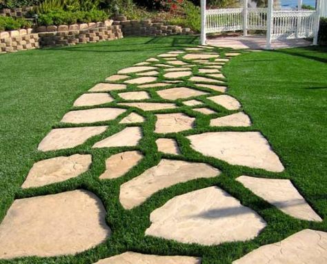 Jardines Fake Turf, Backyard Walkway, Artificial Grass Installation, Walkway Landscaping, Garden Stepping Stones, Grasses Landscaping, Garden Solutions, Garden Walkway, Stone Path