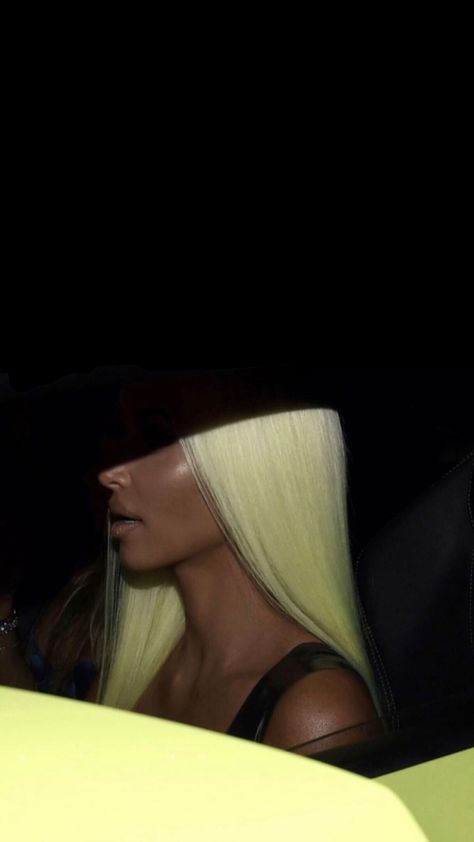 Kim Kardashian Wallpaper Blonde Kim Kardashian, Kim Kardashian Style Casual, Kim Kardashian Ponytail, Kardashian Wallpaper, Kim Kardashian Met Gala, Kim Kardashian Blazer, Kardashian Met Gala, Kim Kardashian Meme, Kim Kardashian Yeezy