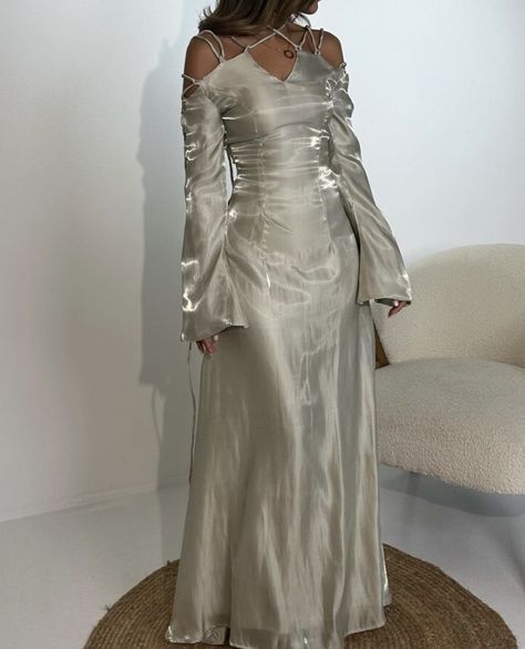 Long Sleeved Prom Dress, Elegant Maxi Dress With Sleeves Classy, Long Sleeved Dress Formal, Dress Design Aesthetic, Padme Inspired Outfits, Ramadan Outfits Ideas, Prom Dresses Full Sleeve, Elegant Modest Dresses, Sleeved Prom Dress