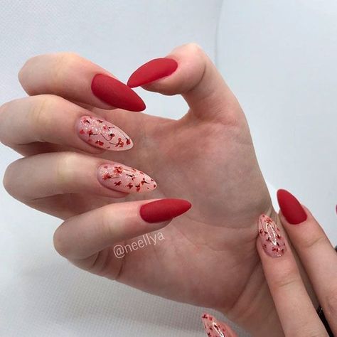 Red Nails Nail Art, Red Flowers Nails, Nail Red Design, Red Flower Nail Designs, Dried Flower Nails Acrylics, Dried Flowers Nails, Cute Flower Nail Designs, Red Floral Nails, Red Flower Nails