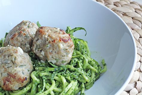 Greek Inspired Zucchini Pasta - Feta Turkey Meatballs Zucchini Pesto Pasta, Zucchini Spaghetti, Summer Zucchini, Kale Pesto, Veggie Noodles, Spiralizer Recipes, Kale Recipes, Zucchini Pasta, Turkey Meatballs