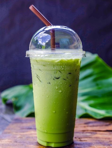 Iced matcha latte green tea with milk in... | Premium Photo #Freepik #photo #matcha-latte #ice-tea #ice-cup #frappe Avocado Milk Tea, Minuman Green Tea, Es Matcha, Minuman Cup, Thai Green Tea, Green Tea Aesthetic, Ice Green Tea, Pudding Packaging, Green Tea With Milk