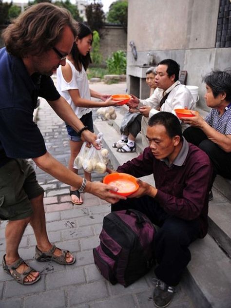 One Man Sacrifices Everything to Help Others - Great Acts of Kindness Moving To China, Help The Poor, Faith In Humanity Restored, Humanity Restored, Helping The Homeless, World Pictures, Help Others, Good Deeds, Faith In Humanity