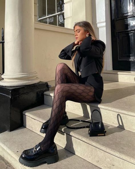 Loafers Outfit, Patterned Tights, Paris Outfits, Looks Street Style, Mode Inspo, Mode Vintage, Black Tights, Looks Vintage, Elegant Outfit