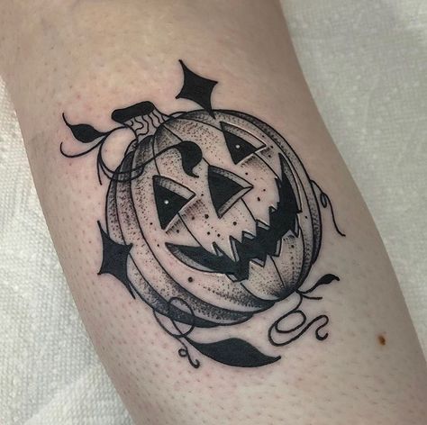 Cross Tattoos, Gotik Tattoo, Cute Halloween Tattoos, Lantern Tattoo, Pumpkin Tattoo, Autumn Tattoo, Rabbit Tattoos, Tattoos Geometric, Spooky Tattoos