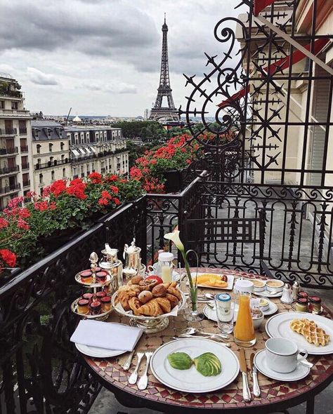 Pres ❤if you want that every morning start like this #morning#romantic #breakfast #couplegoals #fruit #foodporn #coltorti #glam #surprise #luxurylifestyle #paris #eiffel #eiffeltower #dream#hotel #cityview #croissant Torre Eiffel Paris, Paris Breakfast, French Breakfast, The Balcony, The Eiffel Tower, Paris Travel, Travel Goals, Travel Inspo, Pretty Places