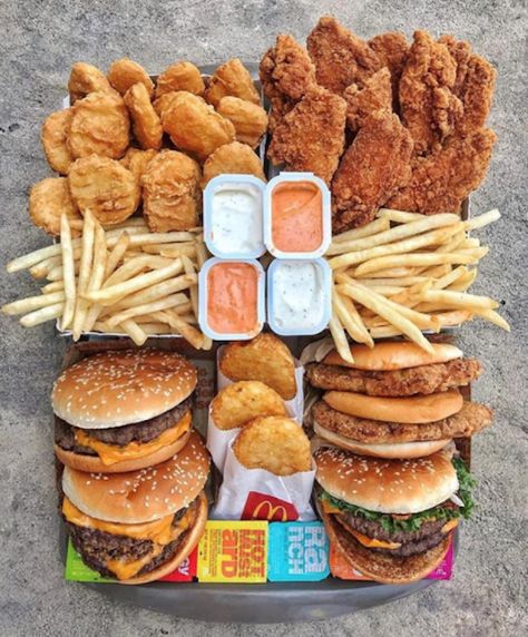 36 Fun Filled Pics That Will Entertain Your Mind Different Types Of Food, Koreansk Mat, Fast Food Drinks, Sleepover Food, Junk Food Snacks, Makanan Diet, Läcker Mat, God Mat, Think Food