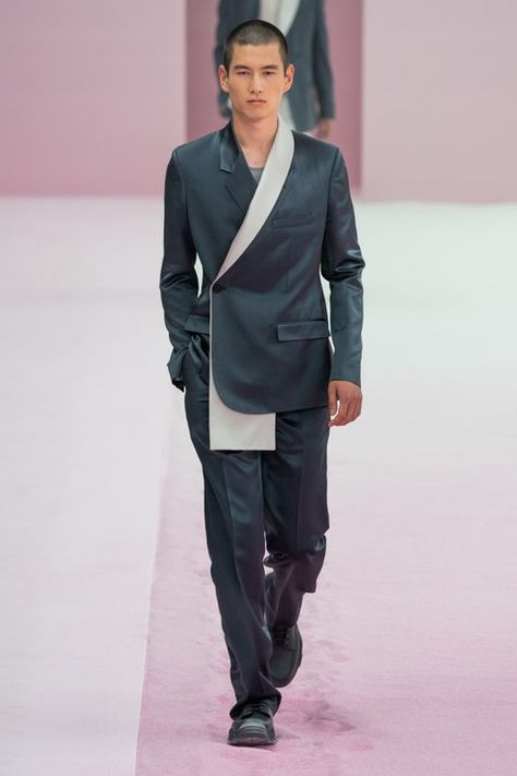 Dior Men Spring 2020 Menswear Collection | Vogue Dior Men, Dior Collection, 2020 Runway, Menswear Runway, Men Fashion Show, Men Spring, Male Fashion Trends, Vogue Germany, Dior Fashion