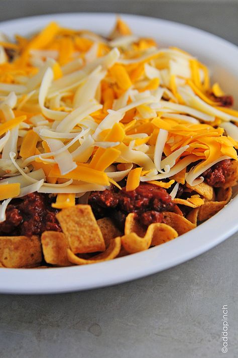 Frito Chili Pie -2 cups Fritos corn chips -3 cups chili -8 oz cheddar cheese -8 oz Monterrey Jack cheese -Sour cream (opt garnish) -green onions (opt garnish) ~~Preheat oven to 350 degrees. Layer Fritos in the bottom of a baking dish topped with chili. Bake for 15 mins, or until cheese is melted. Remove from oven and serve warm with a dollop of sour cream and topped with green onions. Frito Chili Pie Recipe, Chili Pie Recipe, Frito Chili, Frito Chili Pie, Chili Cheese Fritos, Chili Pie, Frito Pie, Tailgating Recipes, Salad Recipes For Dinner