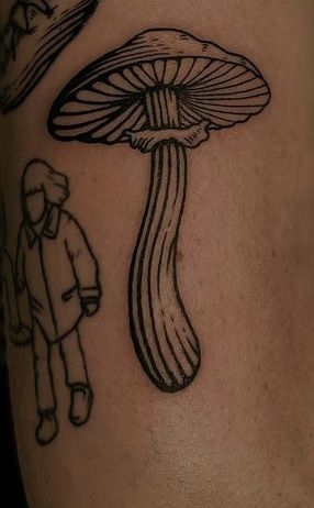 Woodcut Mushroom Tattoo, Wood Etching Tattoo, Wood Block Tattoo, American Traditional Mushroom, Quirky Tattoos, Traditional Tattoo Black And White, Etching Tattoo, Woodcut Tattoo, Mushroom Tattoo