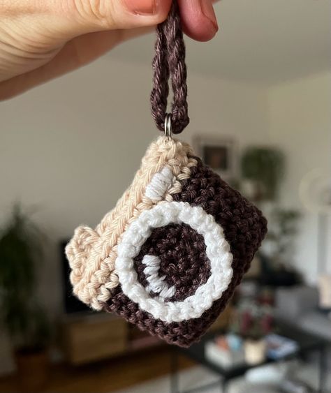 Crochet camera keychain for a friends birthday 🥰 Crochet Keychain For Teacher, Crochet Airtag Keychain, Camera Crochet Keychain, Crochet Challenge, Bff Keychain, Invisible Join, Crafts Bookmarks, Autumn Fair, Crystal Jewelry Diy