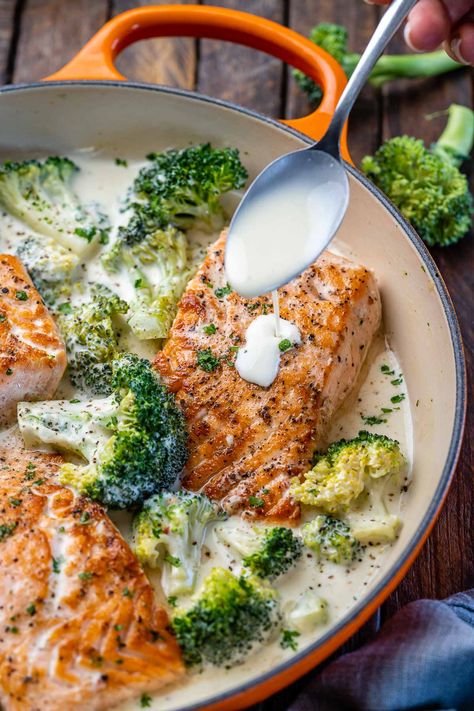 Low Carb Salmon And Broccoli, Keto Salmon Dinner Ideas, Fish Broccoli Recipes, Salmon Dish Ideas, Broccoli And Salmon Recipes, Fish And Broccoli Recipes, Salmon And Broccoli Bake, Salmon Broccoli Recipes, Salmon And Broccoli Recipes