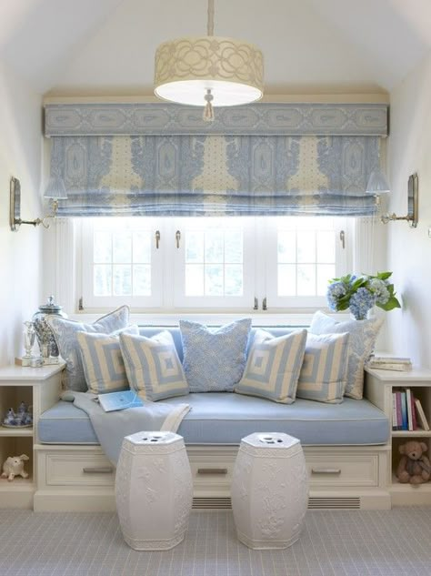 Pretty Roman Shade with Pelmet Box | Cindy Rinfret's Design, Pictures, Remodel, Decor and Ideas - page 3 Daybed Mattress Cover, Bench Cushion Cover, Blue And White Living Room, Custom Bench Cushion, Deco Champetre, Daybed Mattress, Window Benches, White Living, White Living Room