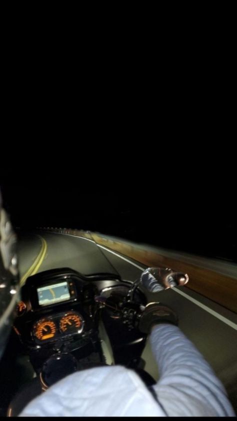 Motorcycle Night Aesthetic, Couple Moto, Motorbike At Night Aesthetic, Night Ride Motorcycle Aesthetic, Motorcycle Night Photography, Motorcycle Pov Night, Rich Girl Style, Motorcycle Couple, Queen V