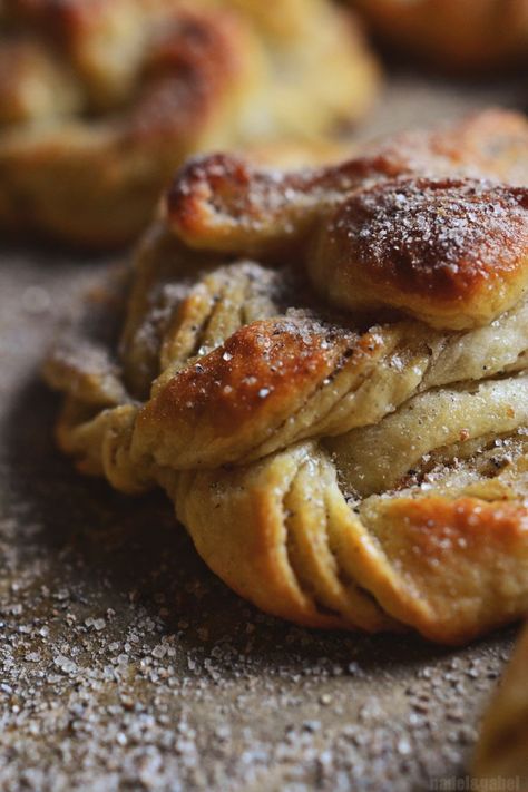 kardemummarbullar 1 Swedish Cardamom Buns Recipe, Swedish Baking, Scandinavian Baking, Cardamom Buns Recipe, Twisted Bread, Swedish Cinnamon Buns, Swedish Foods, Swedish Cuisine, Nordic Food