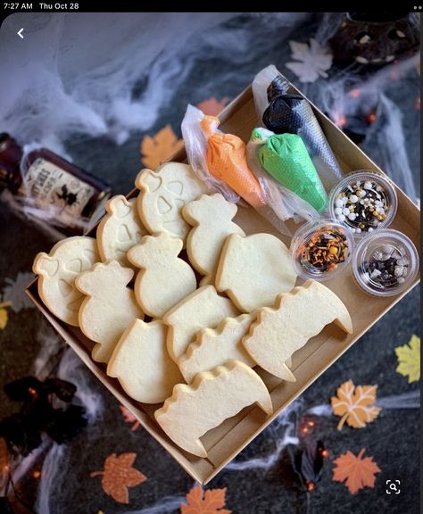 Diy Cookie Decorating Kit, Diy Halloween Desserts, Diy Cookie Decorating, Halloween Cookie Decorating, Diy Cookie Kit, Halloween Cookie Recipes, Cookie Decorating Kit, Cookie Decorating Kits, Halloween Cookies Decorated