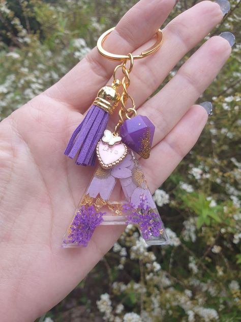 Real dried flower purple resin keychain letters with charms. Purple Resin Keychain, Resin Handbag, Resin Letter Keychain, Aesthetic Keychain, Gift Idea For Mother, Alphabet Keychain, Resin Letters, Dried Flower Resin, Keychain With Tassel