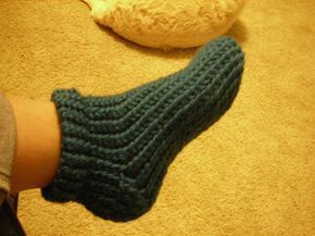 Knitting Loom Projects, Knit Slipper Socks, Sock Loom, Round Loom Knitting, Circle Loom, Loom Knitting Tutorial, Loom Knitting Stitches, Loom Crochet, Loom Projects