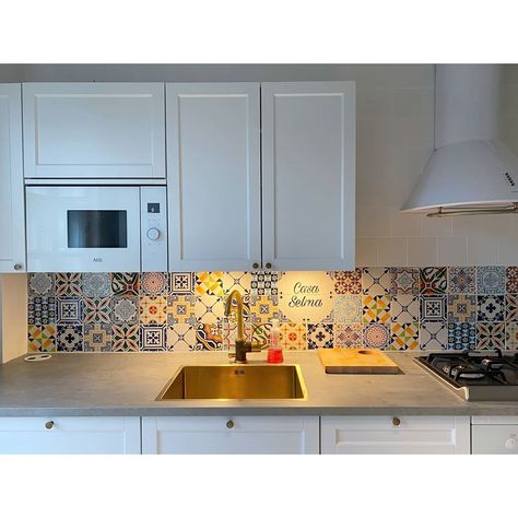 Modern English Kitchen, Hand Painted Tiles Kitchen, Facade Tiles, Color Tile Backsplash, Kitchen Decor Tiles, Blue Kitchen Tiles, Patterned Kitchen Tiles, Patterned Tile Backsplash, Style Tiles