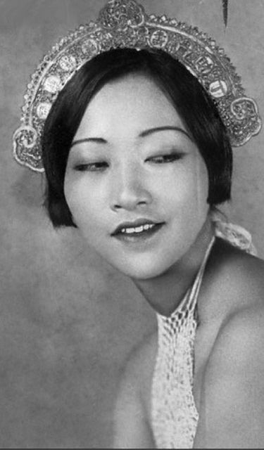 Anna May Wong,

a Cantonese of pure ancestry, whose exquisite voice and excellent Piano playing augment her acting talent. 1931 by Movie -Fan Anna May Wong, Anna May, Silent Film Stars, Actrices Hollywood, Silent Movie, Silent Film, Vintage Glamour, Studio Portraits, Hollywood Glamour