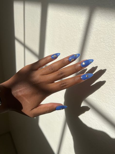 Blue Ombre Nails Almond, Dark Blue Nails Aesthetic, Nails For Navy Blue Dress, Blue Nails Acrylic Almond, Almond Star Nails, Clear Blue Nails, Stars And Moon Nails, Dark Blue And Gold Nails, Navy Blue Almond Nails