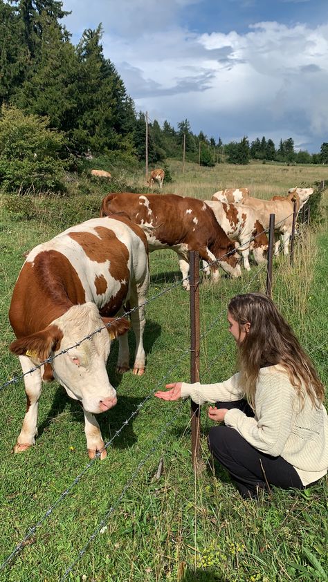 Rich Farm Life Aesthetic, Living Off The Land Aesthetic, Farm Asthetic, Abandoned Farmhouse, Drømme Liv, Abandoned Cities, Farm Lifestyle, Future Farms, Farm Cow