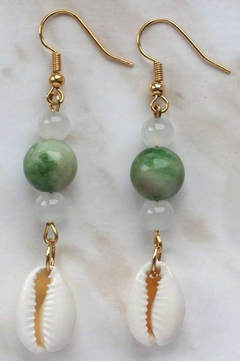 Prom Jewellery, Cowrie Shell Earrings, Cowrie Shell Jewelry, Wire Jewelry Earrings, Diy Earrings Easy, Real Green, Beachy Jewelry, Diy Earrings Polymer Clay, Jade Crystal