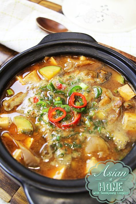 Doenjang is Korean fermented soybean paste. Jjigae means stew. Doenjang Jjigae is as well known as Kimchi jjigae, but it's as popular and common... Soybean Soup, Soybean Paste Soup, Doenjang Jjigae, Doenjang Recipe, Eggplant Rollatini Recipe, Riblets Recipe, Soybean Paste, Beef Curry Recipe, Chicken Lettuce Wraps Recipe