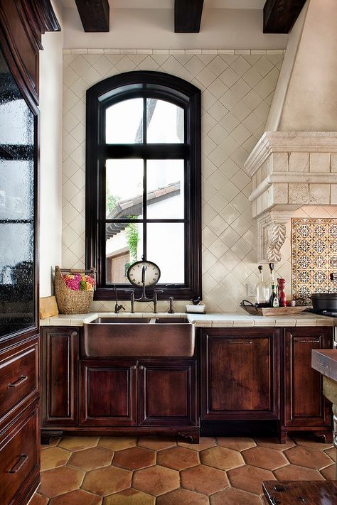 Loving this interior, the textures, beautiful elements. Lake Conroe Residence by Jauregui Architecture Interiors Style Toscan, Spanish Style Kitchen, Spanish Style Decor, Spanish Kitchen, Spanish Decor, Mediterranean Kitchen, Spanish Style Home, Casas Coloniales, Spanish Style Homes